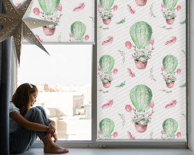 Store intérieur fenêtre avec ballons verts