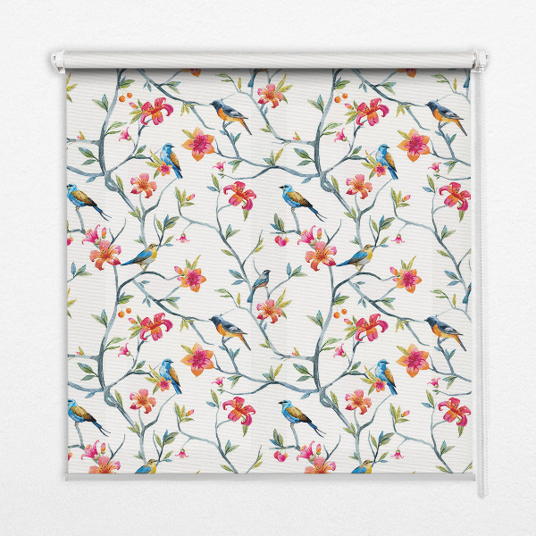Store intérieur fenêtre avec motif d’un oiseau sur une branche