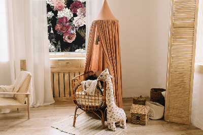 Store intérieur avec un bouquet de roses