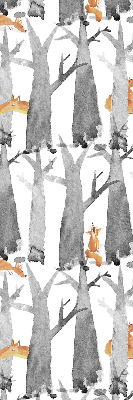 Store intérieur fenêtre aux motifs d’arbres gris et de renards roux