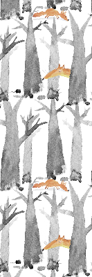 Store intérieur fenêtre aux motifs d’arbres gris et de renards roux