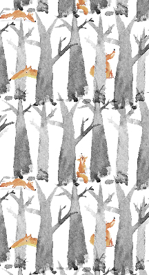 Store intérieur fenêtre aux motifs d’arbres gris et de renards roux