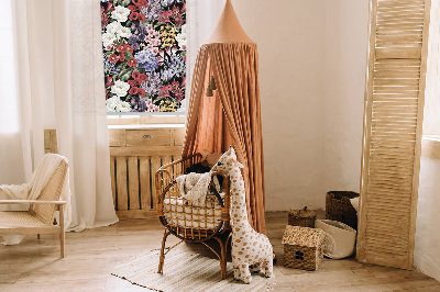 Store intérieur fenêtre avec fleurs colorées