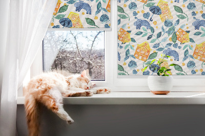 Maisons jaunes avec des plantes bleues