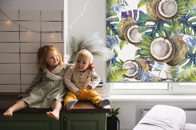 Store intérieur avec des noix de coco et leurs feuilles