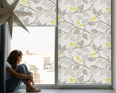 Store intérieur fenêtre avec des oiseaux jaunes sur des branches grises