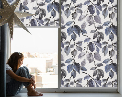 Store enrouleur avec feuilles sombres