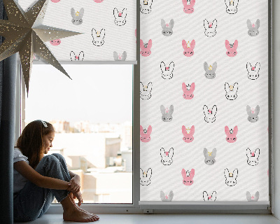 Store intérieur avec des lapins colorés coiffés de couronnes