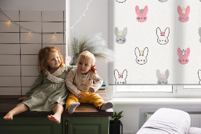 Store intérieur avec des lapins colorés coiffés de couronnes