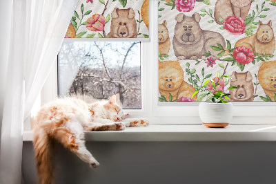 Store intérieur des chiens parmi les fleurs