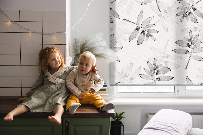 Store intérieur fenêtre aux feuilles grises esquissées