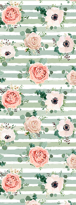 Store intérieur avec des roses sur des rayures horizontales vertes
