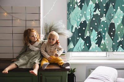 Store intérieur fenêtre avec motif forêt et neige tombante
