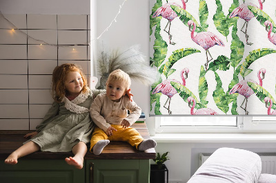 Store intérieur fenêtre avec flamants roses près des feuilles