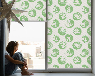 Store enrouleur avec des plantes reflétées sur des cercles verts