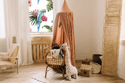 Store intérieur fenêtre perroquet sur des fleurs