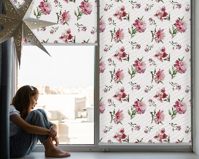Store intérieur fenêtre en fleur rose