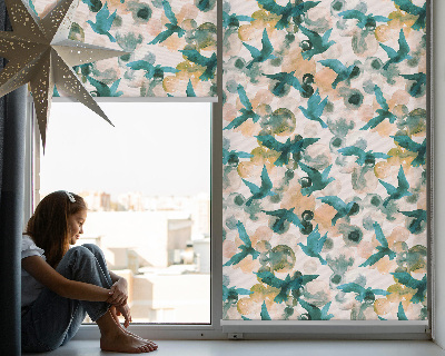 Store intérieur avec oiseaux et motifs colorés