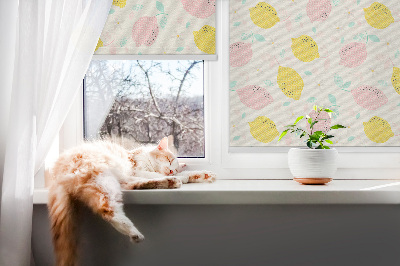 Store intérieur fenêtre avec citrons roses et jaunes