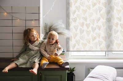 Store intérieur de couleur beige avec des cœurs