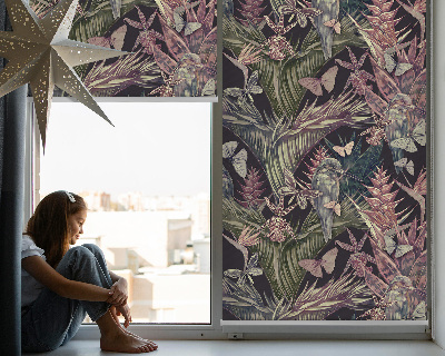 Store intérieur avec plantes et oiseaux exotiques