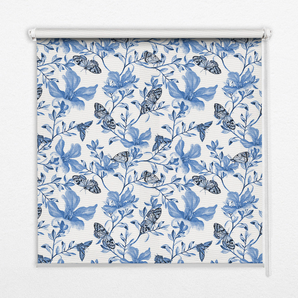 Store intérieur fenêtre avec des papillons bleus