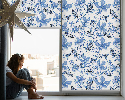 Store intérieur fenêtre avec des papillons bleus