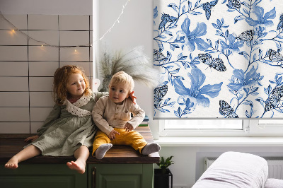 Store intérieur fenêtre avec des papillons bleus