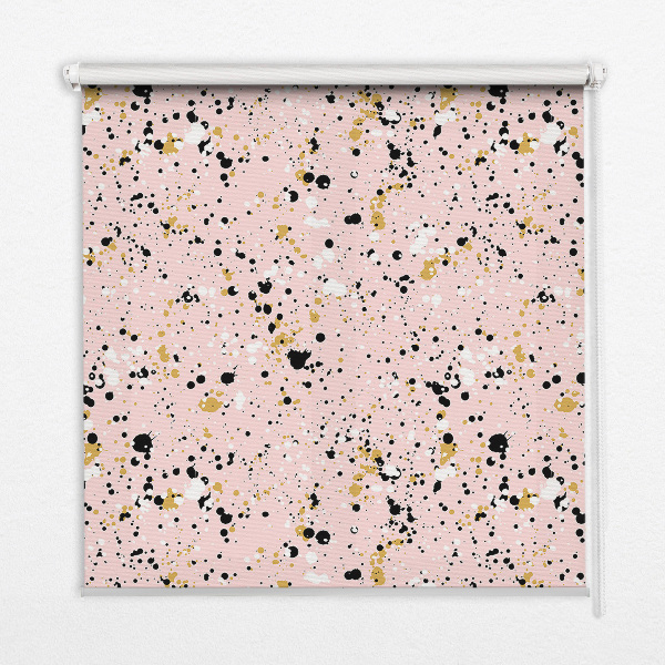 Store intérieur fenêtre avec des taches de peinture sur fond rose