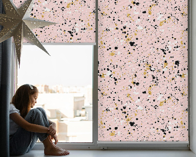Store intérieur fenêtre avec des taches de peinture sur fond rose