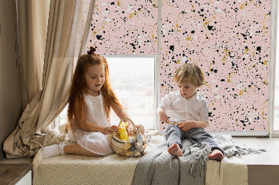 Store intérieur fenêtre avec des taches de peinture sur fond rose