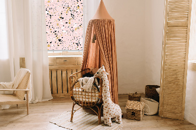 Store intérieur fenêtre avec des taches de peinture sur fond rose