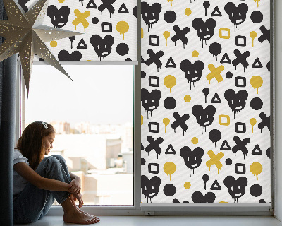 Store intérieur avec motifs noirs et jaunes