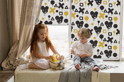 Store intérieur avec motifs noirs et jaunes