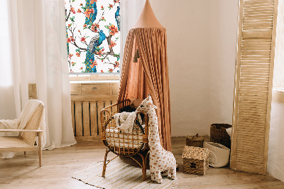 Store intérieur avec paon sur une branche