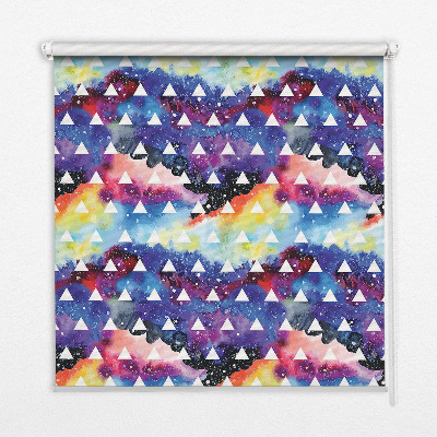 Store intérieur fenêtre avec triangles blancs sur fond coloré