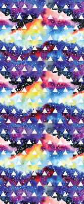 Store intérieur fenêtre avec triangles blancs sur fond coloré