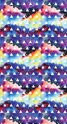 Store intérieur fenêtre avec triangles blancs sur fond coloré