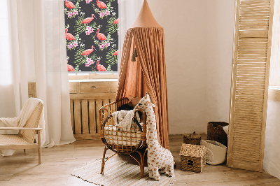 Store intérieur fenêtre avec flamants roses sur les plantes