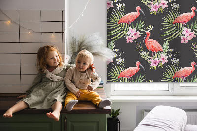 Store intérieur fenêtre avec flamants roses sur les plantes