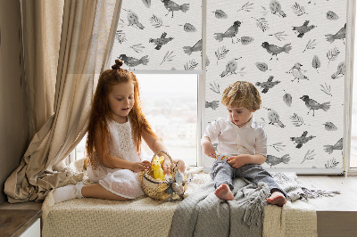 Store intérieur avec oiseaux et feuilles dessinés