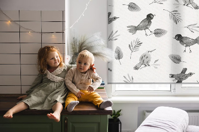 Store intérieur avec oiseaux et feuilles dessinés