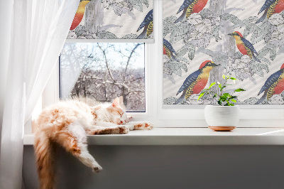 Store intérieur fenêtre avec oiseau coloré