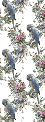 Store intérieur fenêtre avec perroquets sur des fleurs