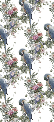 Store intérieur fenêtre avec perroquets sur des fleurs