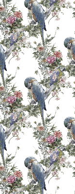 Store intérieur fenêtre avec perroquets sur des fleurs