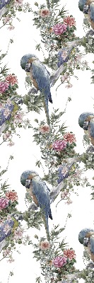 Store intérieur fenêtre avec perroquets sur des fleurs