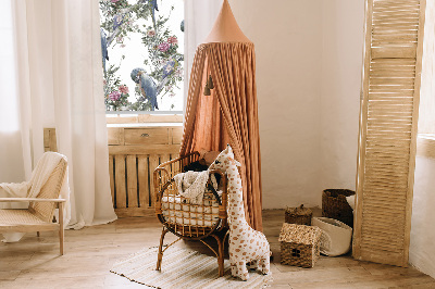 Store intérieur fenêtre avec perroquets sur des fleurs