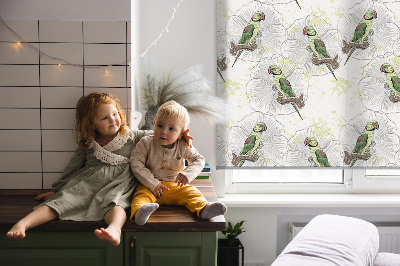 Store intérieur fenêtre avec motif de perroquets sur une branche