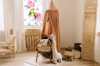 Store intérieur avec motif d’oiseaux sur les fleurs